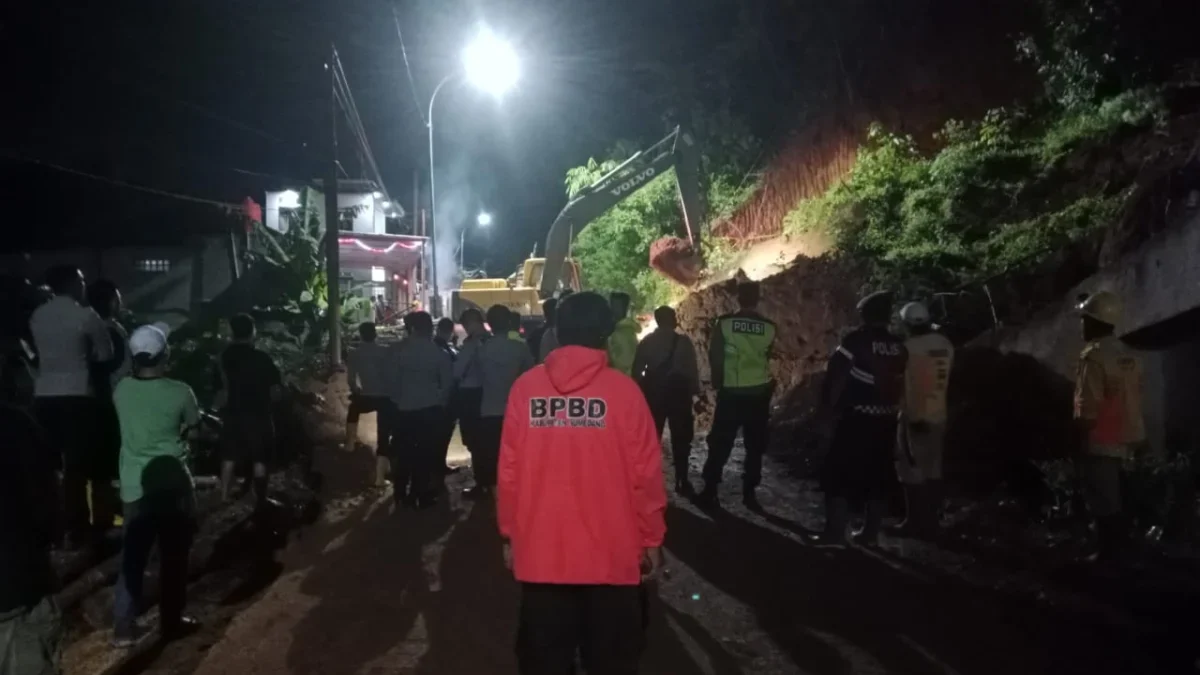 Pergeseran Tanah di Rancakalong Tutup Jalan Raya Sumedang-Subang