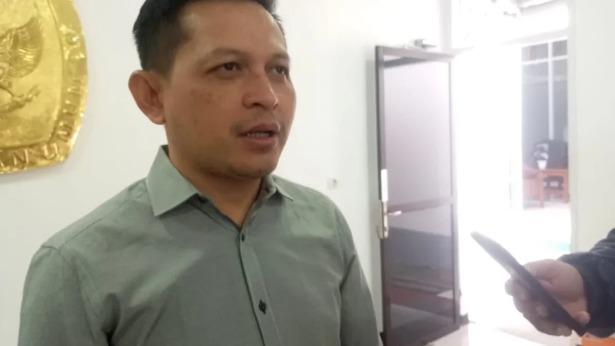 LANCAR: Ketua KPU Kabupaten Sumedang Ogi Ahmad Fauzi saat berbincang dengan wartawan, kemarin.