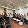 BERSAMA: KOMISI I beserta jajaran DPMPTSP dan dinas lainnya foto bersama seusai rapat kerja.