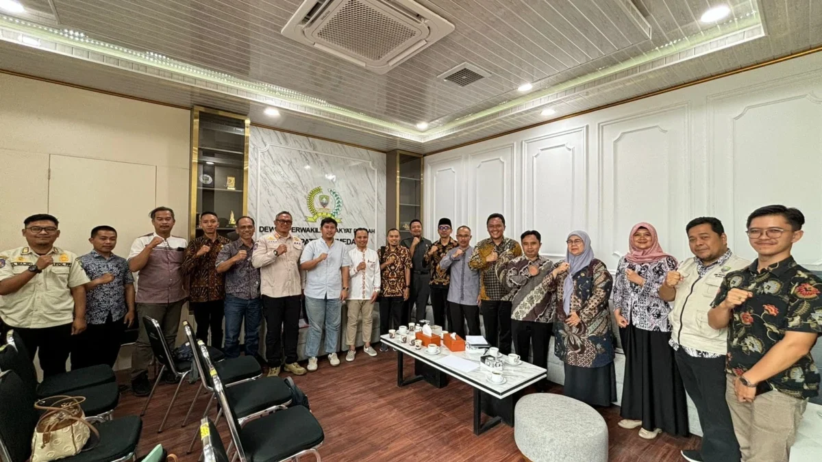 BERSAMA: KOMISI I beserta jajaran DPMPTSP dan dinas lainnya foto bersama seusai rapat kerja.