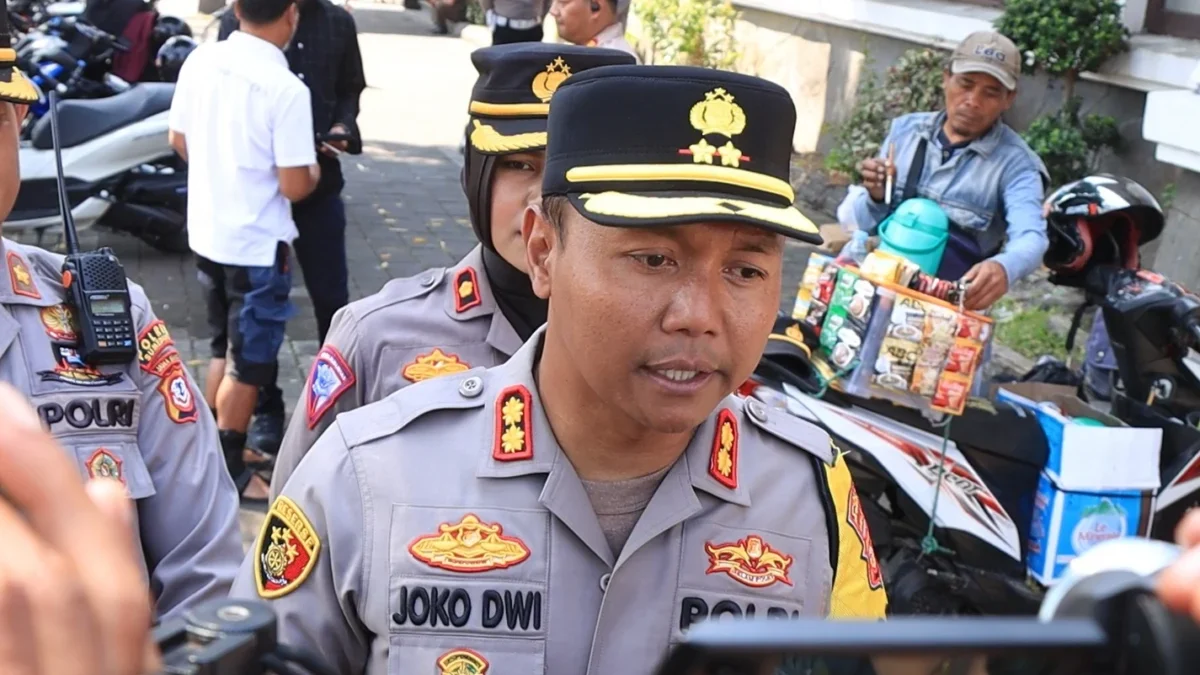 TERIMA: Kapolres Sumedang, AKBP Joko Dwi Harsono, saat berbincang dengan wartawan, baru-baru ini.