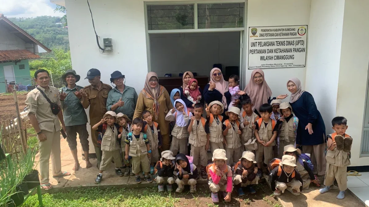 EDUKASI: Sejumlah siswa PAUD Ar-Raudhoh Desa Tegalmanggung saat berkunjung ke UPTD Pertanian dan Ketahanan Pan