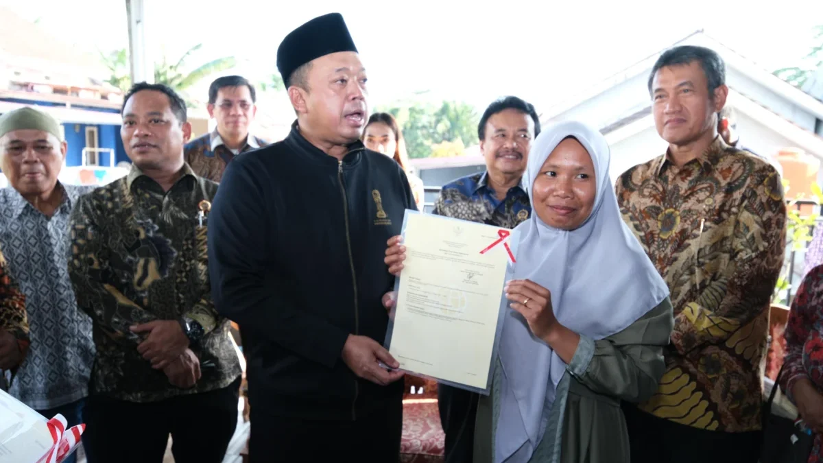 Mentri Nusron Serahkan Sertifikat Elektronik Ke Warga Kota Balikpapan Pastikan Tidak Ada Hambatan Pada PTSL