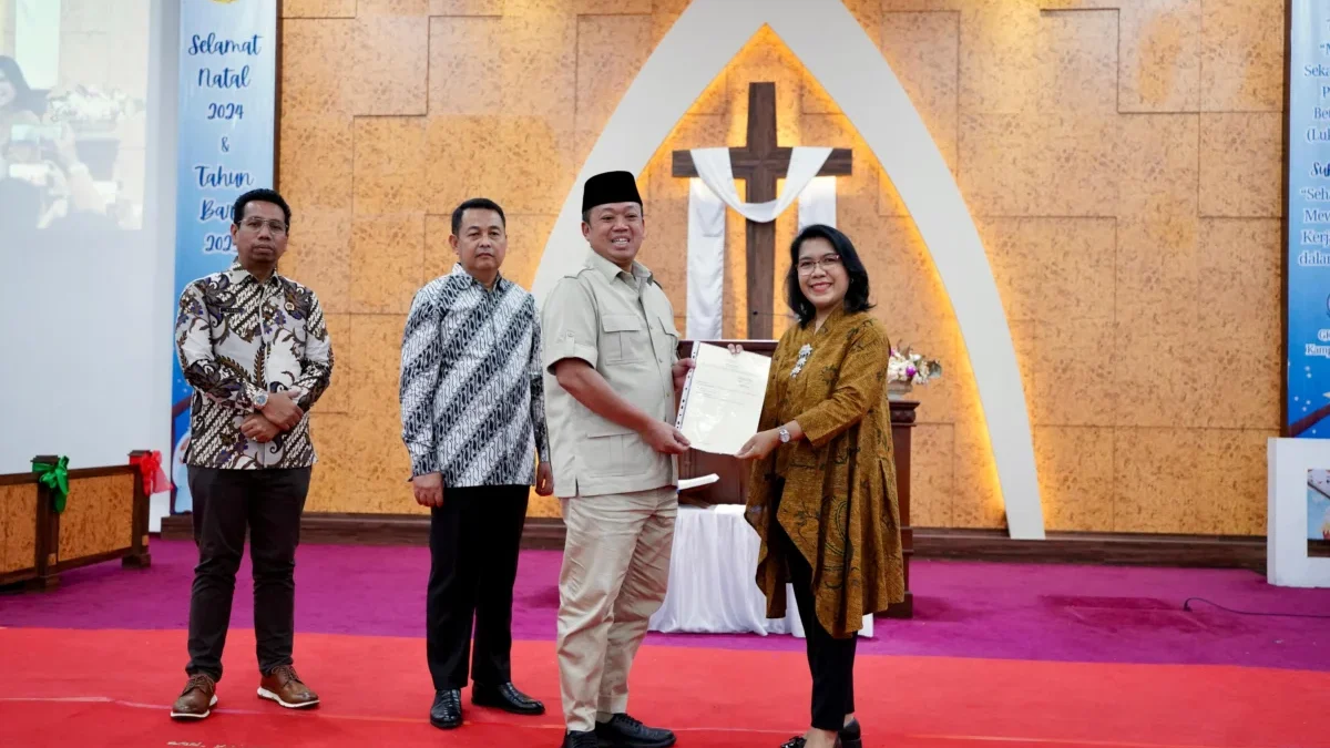 Jelang Perayaan Natal Menteri Nusron Serahkan Sertipikat untuk Gereja yang Berdiri sejak 1968