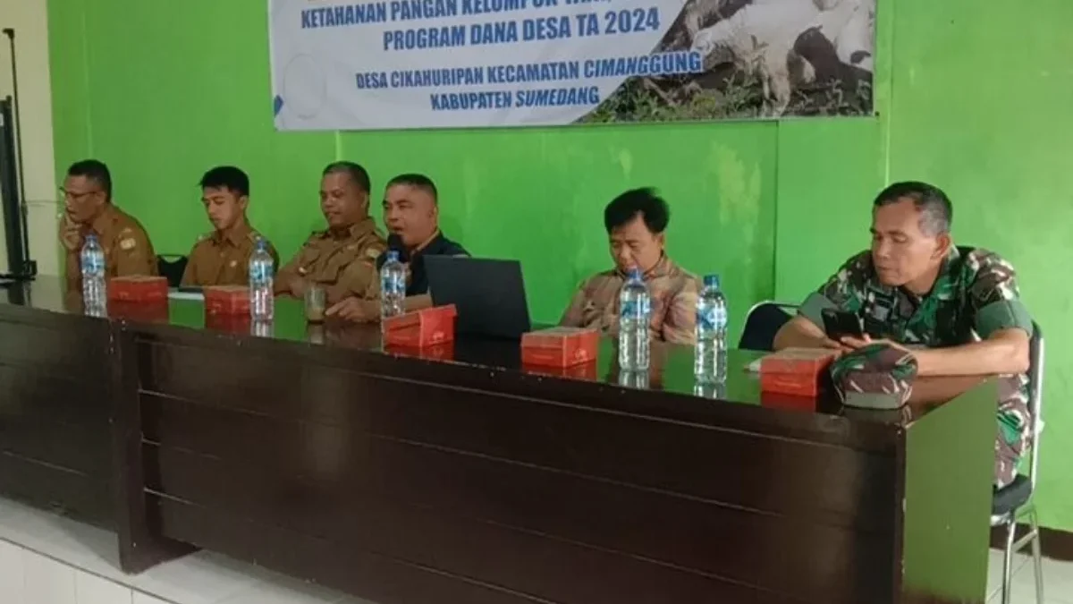 TINGKATKAN: Sejumlah aparat saat bimbingan teknis peternakan di Desa Cikahuripan Kecamatan Cimanggung, baru-ba