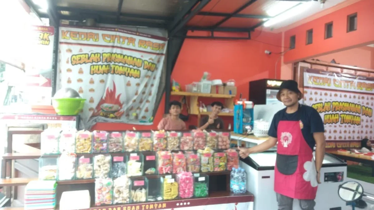 NIKMAT: Pengelola Kedai Cinta Rasa Pendi Nuriyanto, saat menunjukan berbagai menu seblak kepada Sumeks, baru-b