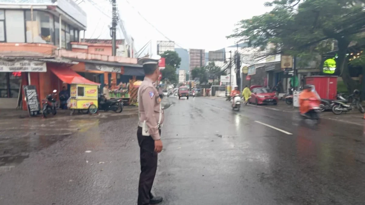 ANTISIPASI: Panit I Lantas Polsek Jatinangor, Iptu Erigal saat mengatur lalu lintas yang kerap macet di wilaya