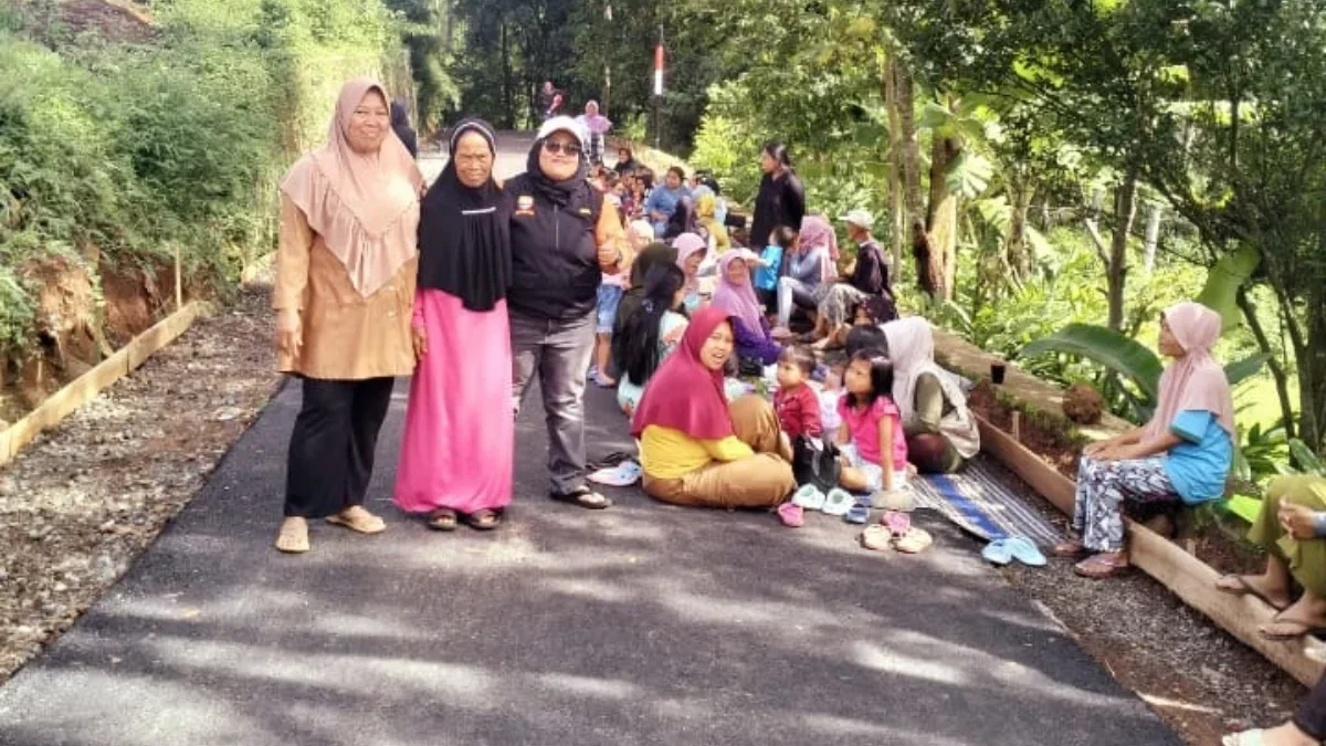 SYUKURAN: Sejumlah warga saat menggelar \'Botram\' (makan bersama) di ruas jalan Gunung Puyuh-Nangorak Desa Marg