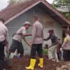 GOTONG ROYONG: Sejumlah petugas saat mengevakuasi Tembok Penahan Tebing (TPT) yang longsor di Desa Mekarbakti,