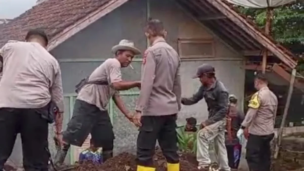 GOTONG ROYONG: Sejumlah petugas saat mengevakuasi Tembok Penahan Tebing (TPT) yang longsor di Desa Mekarbakti,