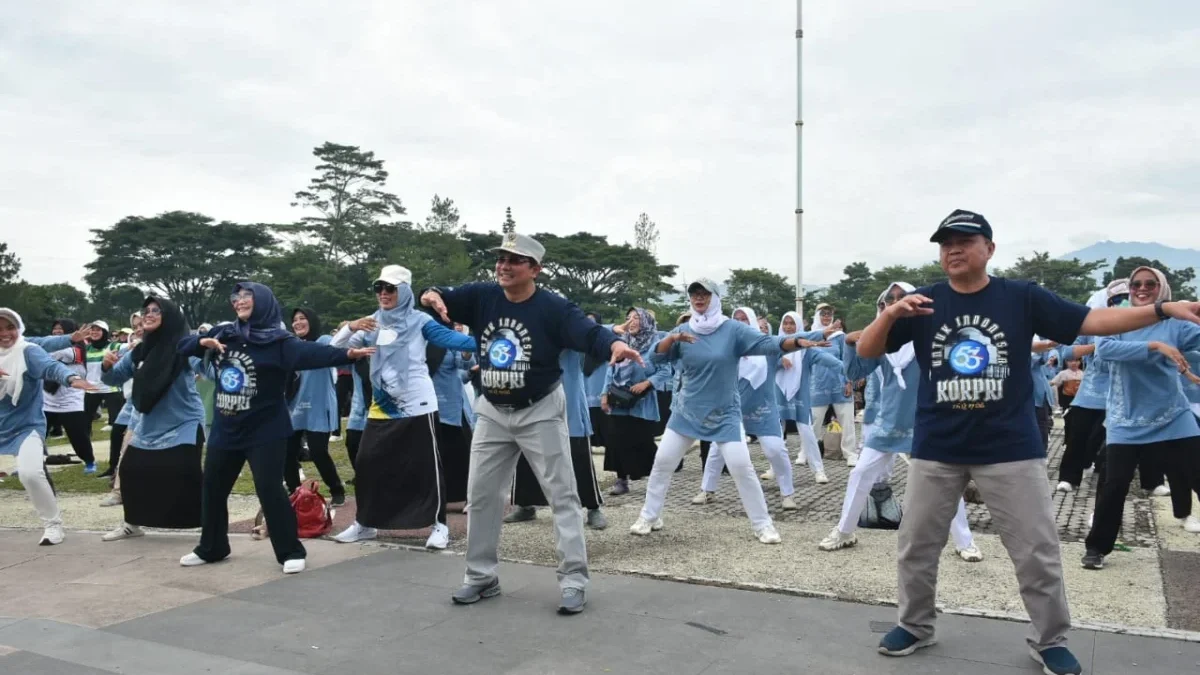 BERSATU: Pj Bupati Sumedang Yudia Ramli saat senam sehat bersama di Lapanagn PPS, Senin (2/11).