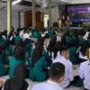 LATIHAN: Sejumlah mahasiswa Universitas Sebelas April saat mengikuti LDKM di Cimalaka, baru-baru ini.