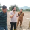 MARAH: Anggota DPRD Kabupaten Sumedang Asep Kurnia saat menelpon pihak pengembang PT Yoda, baru-baru ini.