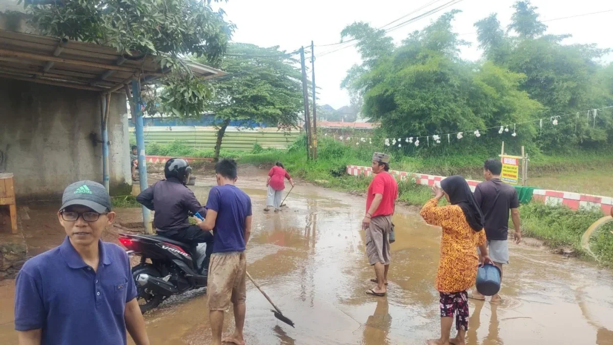 KEBERSAMAAN: Sejumlah warga Desa Sindangpakuon Kecamatan Cimanggung saat bergotong royong membersihkan lumpur