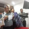 MELARIKAN DIRI: Kepala Lapas Kelas II B Sumedang, Ratri Handoyo Eko Saputro saat menunjukkan kain sarung yang