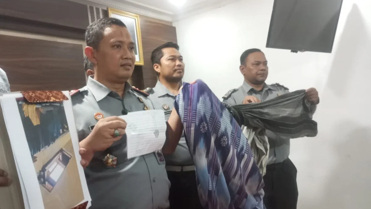 MELARIKAN DIRI: Kepala Lapas Kelas II B Sumedang, Ratri Handoyo Eko Saputro saat menunjukkan kain sarung yang