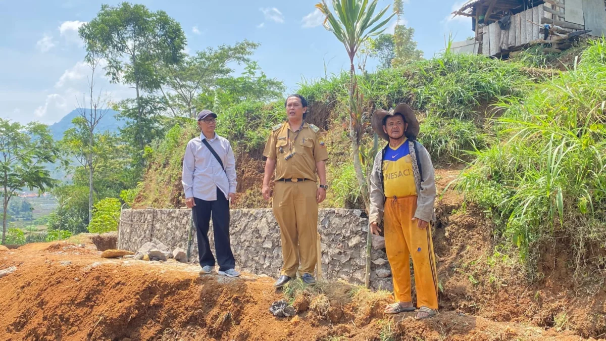 OPTIMALKAN: Kepala Desa Sindanggalih, Eddy Setiawan saat meninjau saluran irigasi di lahan pertanian tidak pro