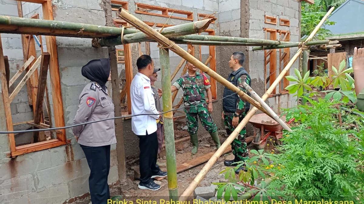 PEDULI: Dandim 0610 Sumedang, Letkol Kav. Christian Gordon Rambu, meninjau pembangunan rumah Rutilahu di Desa