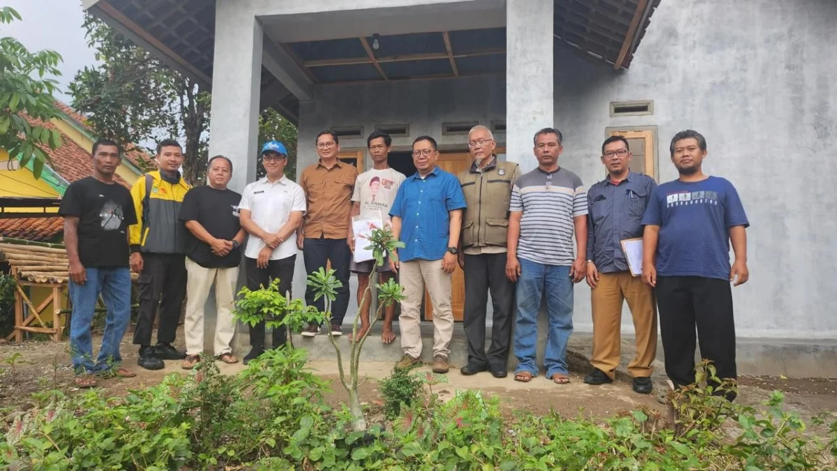 BANTU WARGA: Kepala Disperkim Jabar Dr. Indra Maha, S.T., M.T., melaksanakan monitoring dan evaluasi program r