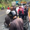 Gagal Nyalip, Angkot Tabrak Pemotor di Cadas Pangeran