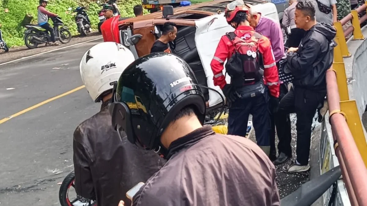 Gagal Nyalip, Angkot Tabrak Pemotor di Cadas Pangeran