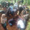 KECELAKAAN: Sejumlah warga saat proses pemakaman korban Dayat (61) di Kecamatan Pamulihan, kemarin.