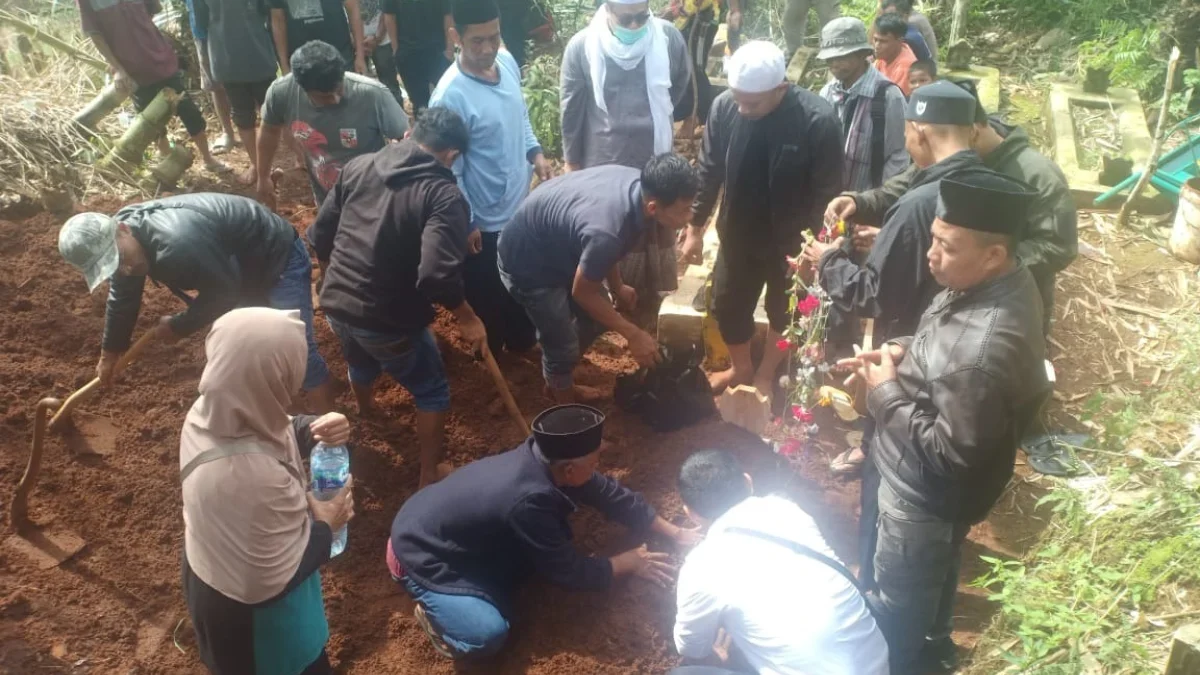 KECELAKAAN: Sejumlah warga saat proses pemakaman korban Dayat (61) di Kecamatan Pamulihan, kemarin.