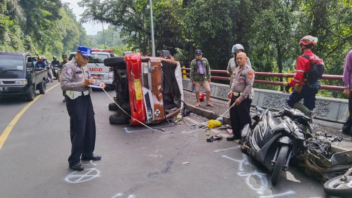 TRAGIS: Petugas Unit Gakkum Satuan Lalu Lintas Polres Sumedang saat melakukan penyidikan Laka Lantas di Jalan