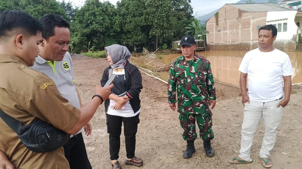 DESAK: Ketua Komisi 1 DPRD Kabupaten Sumedang, Asep Kurnia saat meninjau lokasi banjir di Dusun Cikalama, baru