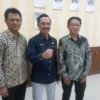 KOMITMEN: Ketua Dewan Pendidikan Kabupaten Sumedang Periode 2024-2029 Achyar Effendi (kiri) saat di PPS, Kamis