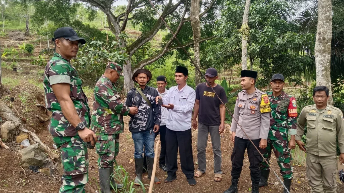 BERSAMA: Danramil 1015/Cibugel Kapten Inf Dadang Setiawan, bersama Babinsa dan anggota, saat penanaman pohon s