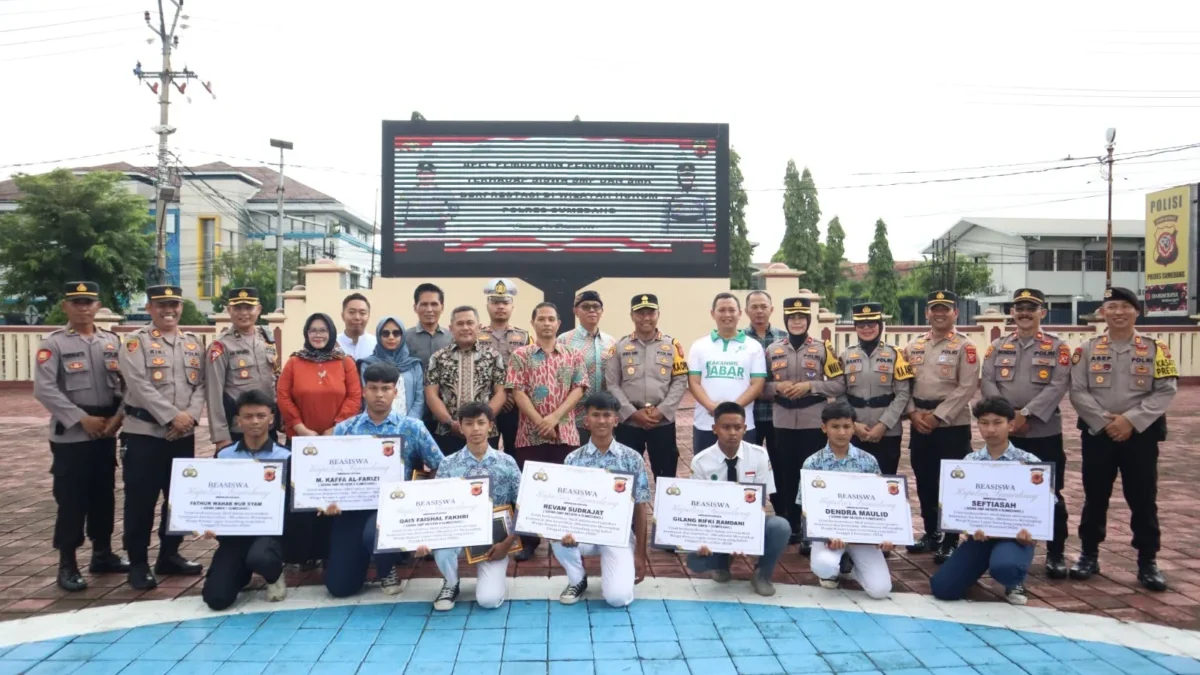 BERKONTRIBUSI: Sejumlah siswa SMP dan SMK saat menerima penghargaan di Polres Sumedang, baru-baru ini.