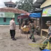 BERSINERGI: Sejumlah aparat kepolisian dan TNI saat kerja bakti membersihkan Pasar Conggeang, kemarin.