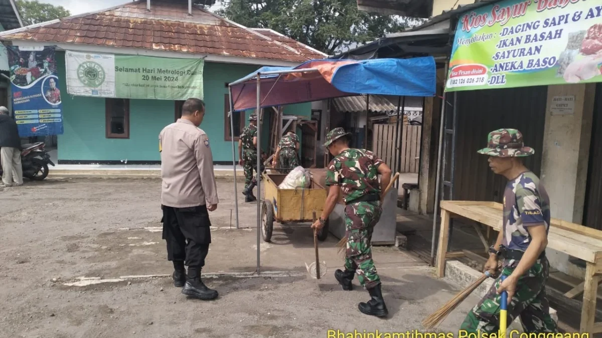 BERSINERGI: Sejumlah aparat kepolisian dan TNI saat kerja bakti membersihkan Pasar Conggeang, kemarin.