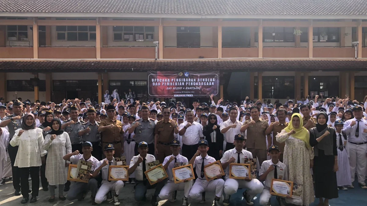 Upacara Pengibaran Bendera dan Pemberian Penghargaan Oleh Lapas Sumedang di SMPN 4 Sumedang