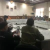 AMBIL SIKAP: Ketua AMX Sumedang, Asep Rohmat Hidayat (tengah), saat audiensi bersama PT MBZ di DPMPTSP, Senin