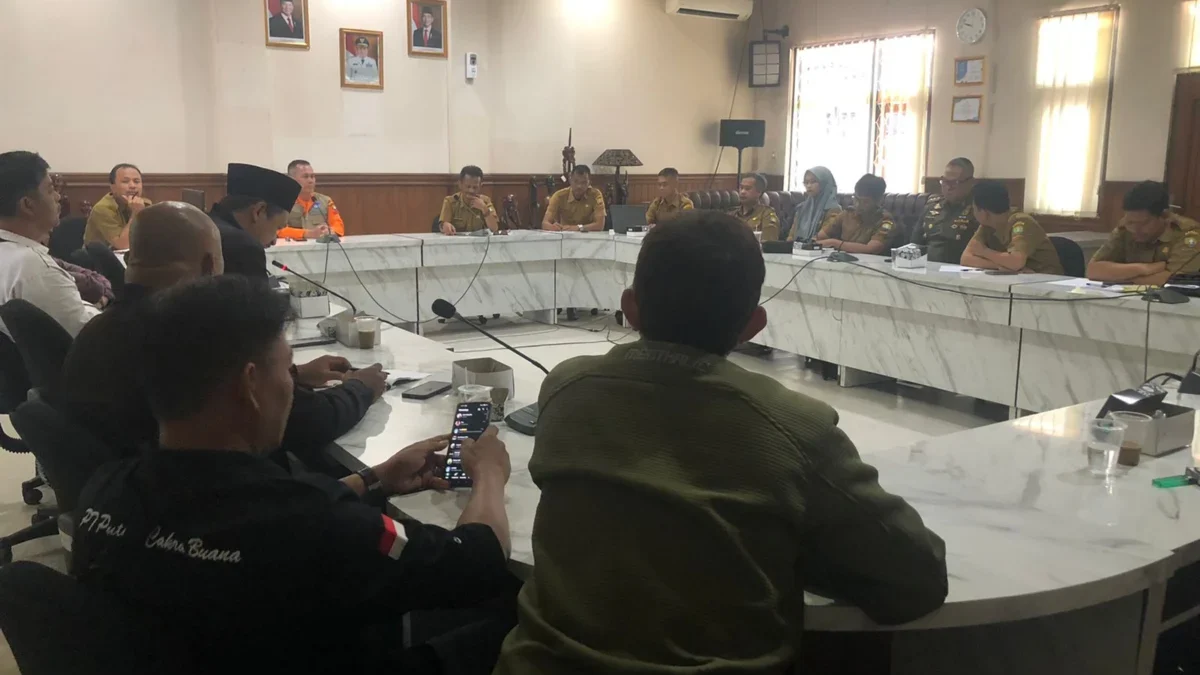 AMBIL SIKAP: Ketua AMX Sumedang, Asep Rohmat Hidayat (tengah), saat audiensi bersama PT MBZ di DPMPTSP, Senin