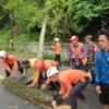 INSIDEN: Sejumlah petugas BPBD Kabupaten Sumedang saat mengevakuasi pohon tumbang di Jalan Raya Bandung-Sumeda