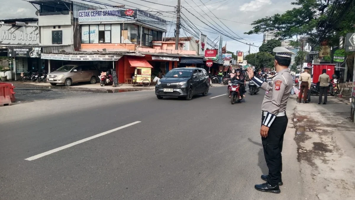 TERTIBKAN: Panit I Lantas Polsek Jatinangor, Iptu Erigal saat mengatur lalu lintas di Kecamatan Jatinangor, ba