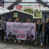 DUKUNG: Sejumlah anggota LSM GMBI Kabupaten Sumedang saat berfoto bersama di depang Gedung DPRD Kabupaten Sume