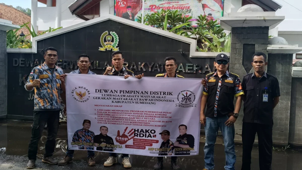 DUKUNG: Sejumlah anggota LSM GMBI Kabupaten Sumedang saat berfoto bersama di depang Gedung DPRD Kabupaten Sume