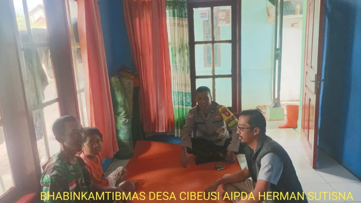 SILATURAHMI: Bhabinkamtibmas Desa Cibeusi, Aipda Herman Sutisna, saat melaksanakan kegiatan silaturahmi Kamtib