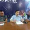 SELEKSI: Ketua KONI Kabupaten Sumedang, Ali Badjri (tengah) saat pelaksanaan pendaftaran calon Ketua KONI dika