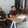 UNGKAP: Kepala Kejaksaan Negeri Sumedang, Adi Purnama saat jumpa pers kasus korupsi di Kabupaten Sumedang di k