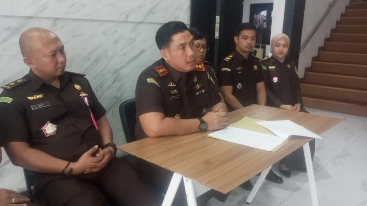 UNGKAP: Kepala Kejaksaan Negeri Sumedang, Adi Purnama saat jumpa pers kasus korupsi di Kabupaten Sumedang di k