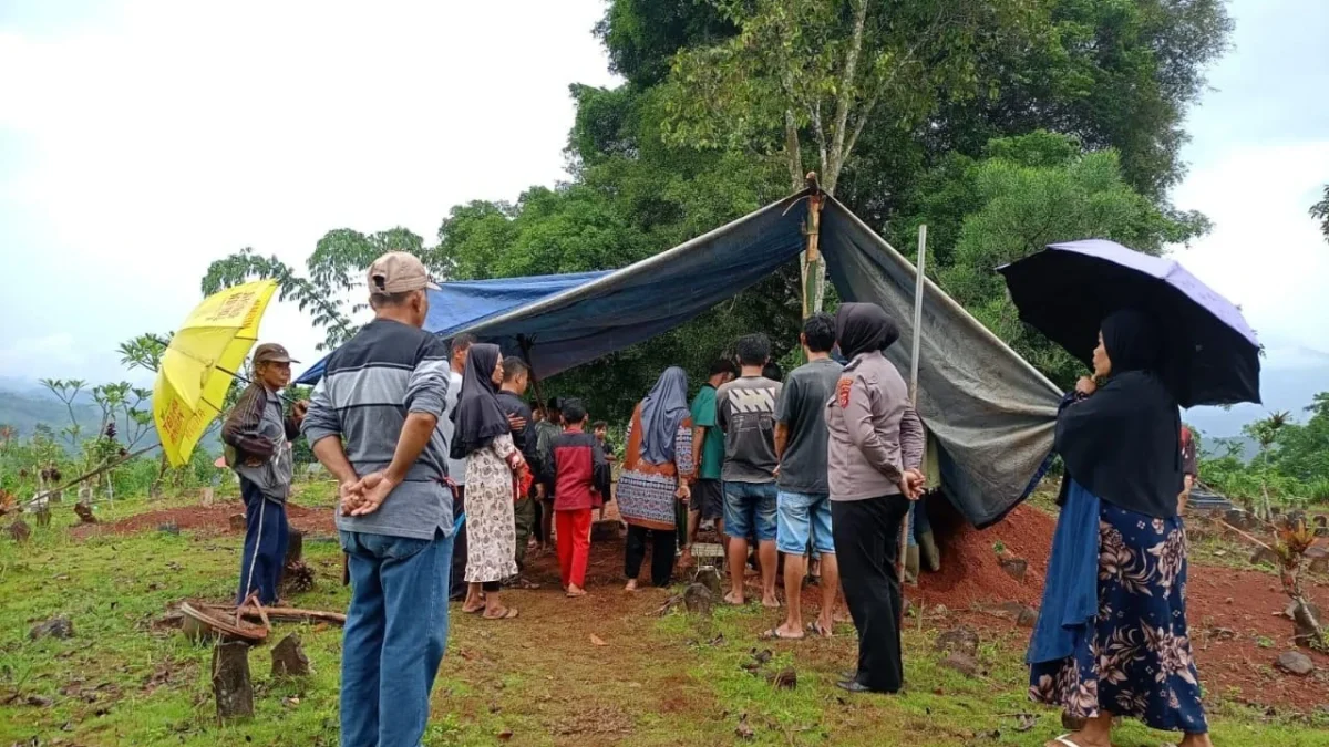 BELA SUNGKAWA: Bhabinkamtibmas Desa Margalaksana, Bripka Sinta Rahayu Ciptiane, menghadiri takziah untuk warga