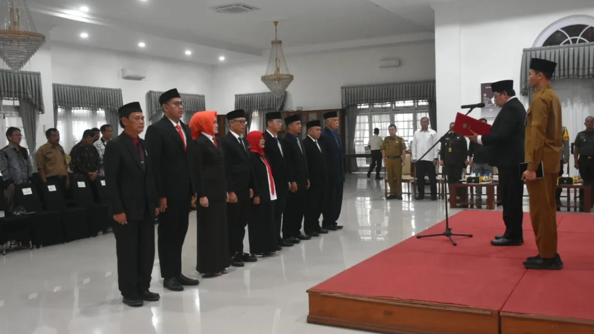 DIKUKUHKAN: Prosesi pelantikan Dewan Pendidikan Kabupaten Sumedang di Gedung Negara berlangsung Khidmat, kemar