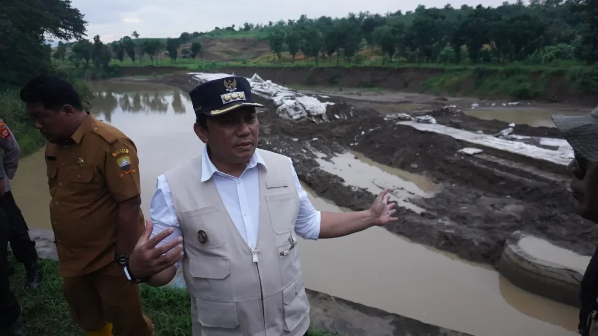 ANTISIPASI: Pj Bupati Sumedang Yudia Ramli saat memonitoring Bendung Cariang di Kecamatan Ujungjaya yang dikha