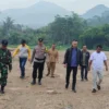 BERTINDAK: Sejumlah aparat saat meninjau titik lokasi banjir di Desa Sindangpakuon, baru-baru ini.