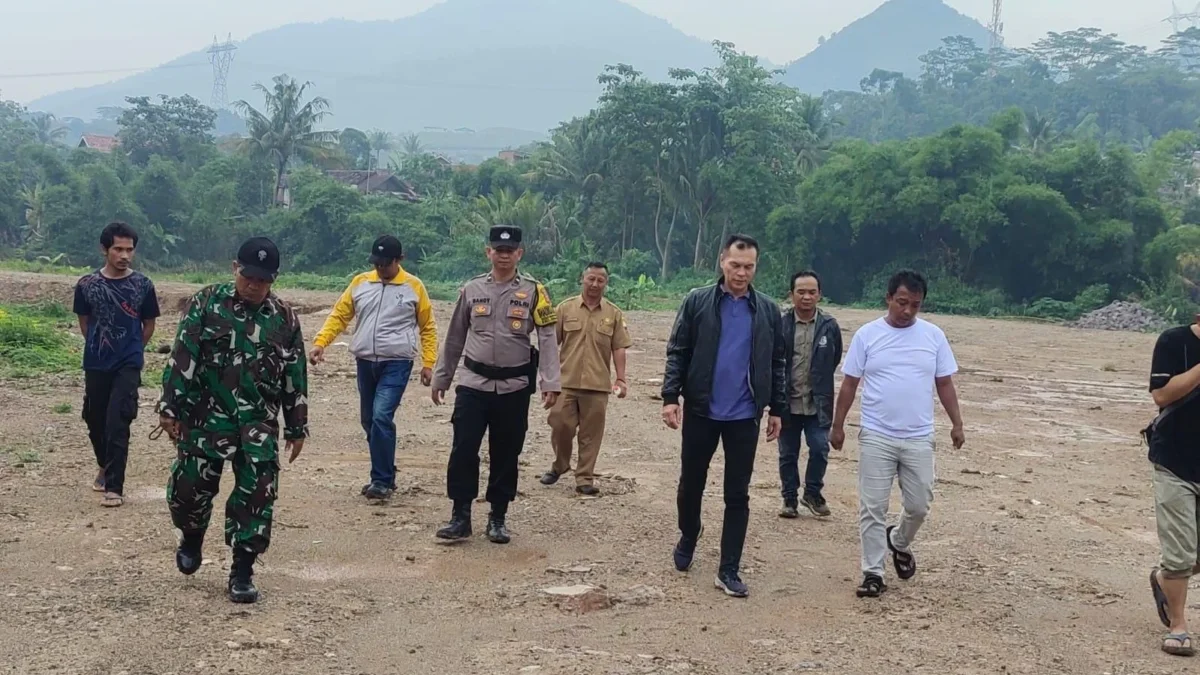 BERTINDAK: Sejumlah aparat saat meninjau titik lokasi banjir di Desa Sindangpakuon, baru-baru ini.